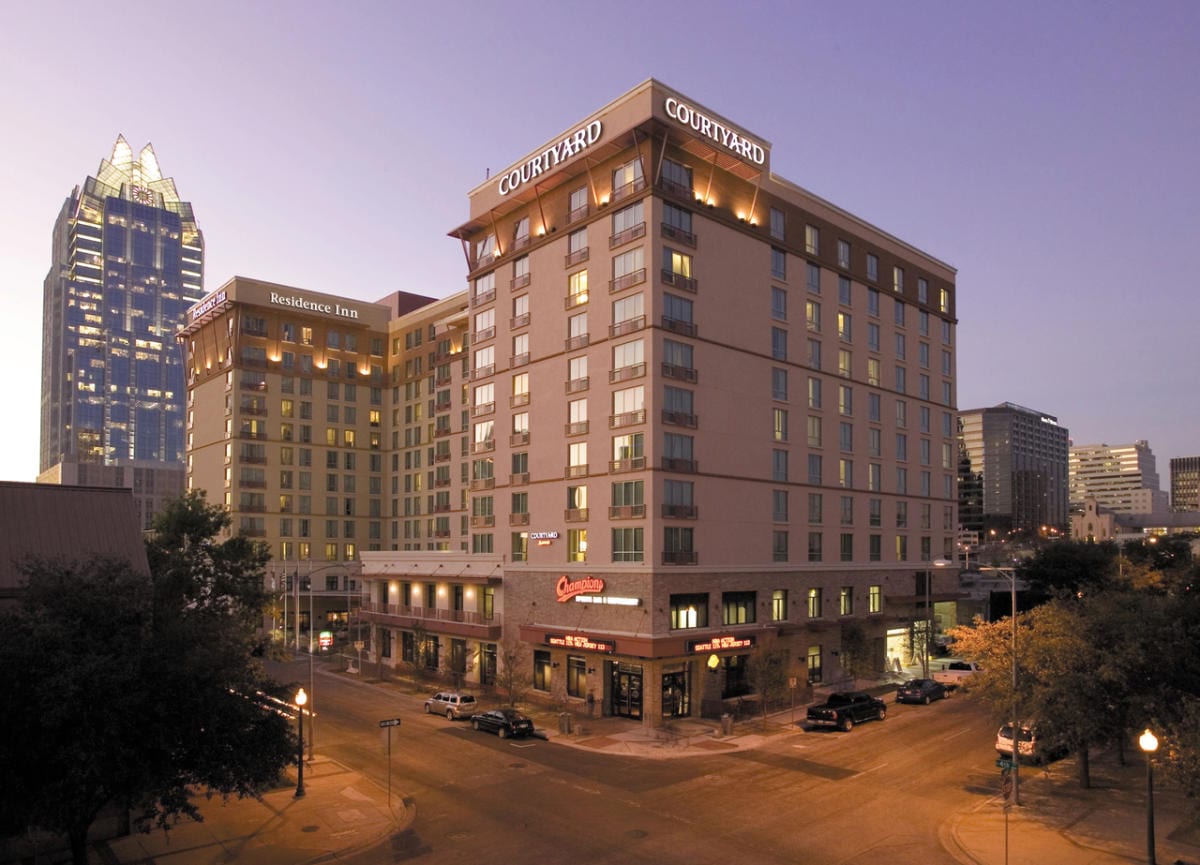 An image of the Courtyard Austin Downtown/Convention Center. Use the hyperlink in the text to lock in your Austin Marathon weekend rate and enjoy late check-out.