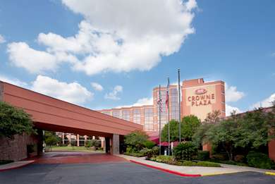 An image of the Crowne Plaza Austin. Use the hyperlink in the text to lock in your Austin Marathon weekend rate.