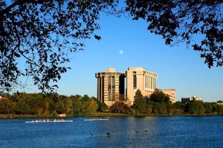 An image of the Holiday Inn Austin Town Lake. Use the hyperlink in the text to lock in your Austin Marathon weekend rate.